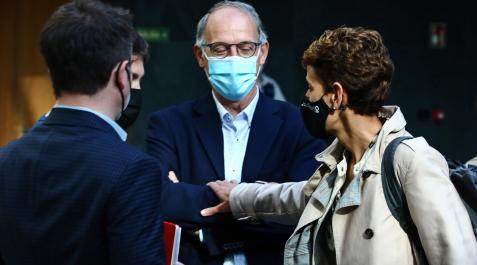 La presidenta María Chivite pone su mano en el brazo del parlamentario de Bildu Adolfo Araiz La presidenta María Chivite pone su mano en el brazo del parlamentario de Bildu Adolfo Araiz