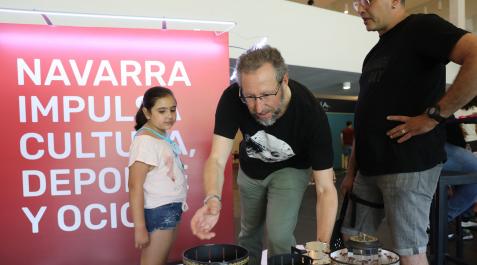 El responsable de programación de la Filmoteca de Navarra, Alberto Cañada, muestra cómo funciona el zootropo (un aparato que, al girar, ofrece al espectador imágenes en movimiento). El responsable de programación de la Filmoteca de Navarra, Alberto Cañada, muestra cómo funciona el zootropo (un aparato que, al girar, ofrece al espectador imágenes en movimiento).