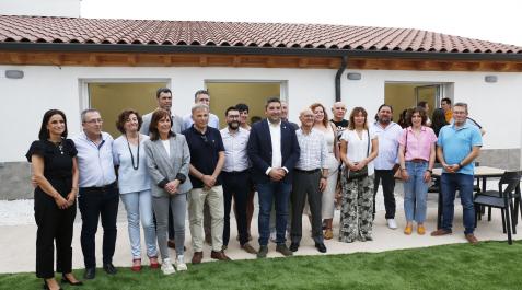 albergue Los asistentes a la inauguración del albergue municipal posan en el jardín de este nuevo servicio