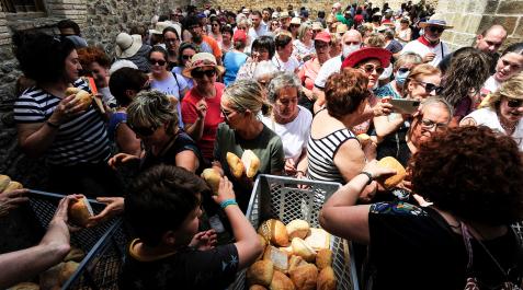 En la ermita de Santa Brígida se repartieron 1.600 panes para mojar en el calderete En la ermita de Santa Brígida se repartieron 1.600 panes para mojar en el calderete