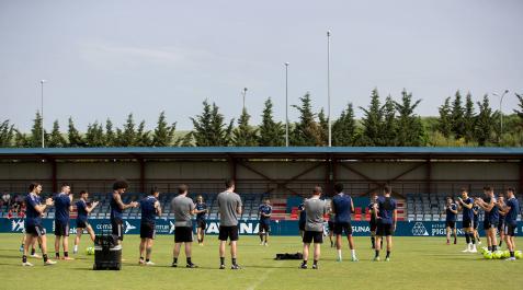 Aplausos de la plantilla a Ramalho y a Iñigo Pérez antes de comenzar la última sesión de entrenamiento de la temporada, la número 215. Los dos se marchan de Osasuna, al igual que Oier Aplausos de la plantilla a Ramalho y a Iñigo Pérez antes de comenzar la última sesión de entrenamiento de la temporada, la número 215. Los dos se marchan de Osasuna, al igual que Oier