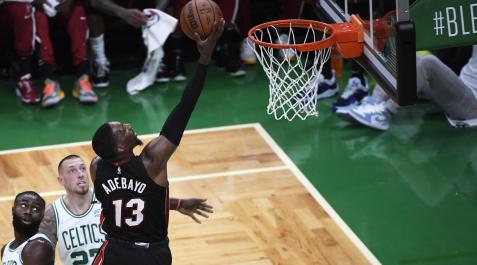 Adebayo El jugador de Miami Heat Bam Adebayo entra a canasta ante la defensa de los Celtics