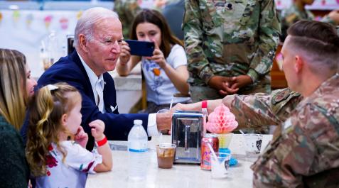 Biden Joe Biden conversa con militares y familiares norteamericanos destinados en Pyongyang durante su visita a Corea del Sur