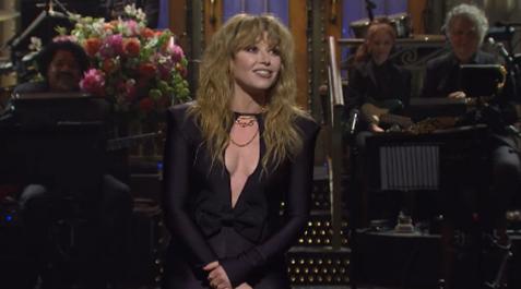 Natasha Lyonne Natasha Lyonne fue la encargada de presentar el último programa de la temporada de 'Saturday Night Live'