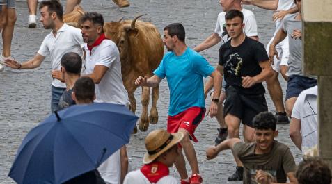 Javi Martínez, de blanco y con pañuelo rojo al cuello, en el encierro de Estella