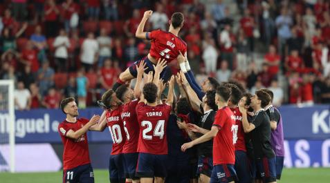 Oier Sanjurjo fue manteado por sus compañeros al término del partido Oier Sanjurjo fue manteado por sus compañeros al término del partido