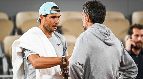 Nadal Rafa Nadal habla con Sergi Bruguera durante un entrenamiento en las pistas de Roland Garros