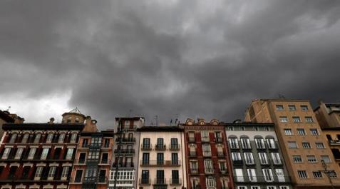 nublado-lluvia Fin de semana con ambiente suave y lluvias más abundantes al norte