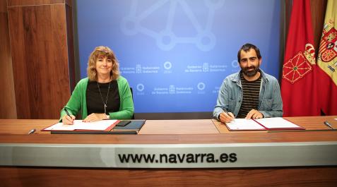 Euskera La consejera Ollo (izda.) y el coordinador de Nafarroako Bertsozale Ekartea, Ander Pérez, durante la firma del convenio