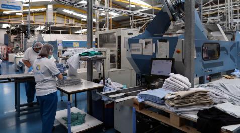 ilunion-lavanderia Trabajadores de la planta de lavandería de Ilunion en Noáin