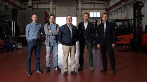 reybesa-fundador-hijos De izquierda a derecha: Diego Redín (gerente de Autocar), Iñigo Redín (responsable de Taller), Telesforo Redín (fundador de Reybesa), Fernando Redín (director comercial) y Enrique Redín (gerente de Reybesa)