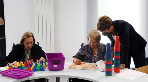 La presidenta Chivite, durante la visita a la residencia Amavir La presidenta Chivite, con dos residentes del centro