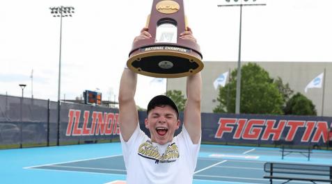 Iñaki Montes sostiene el trofeo de campeón por equipos de la NCAA Iñaki Montes sostiene el trofeo de campeón por equipos de la NCAA