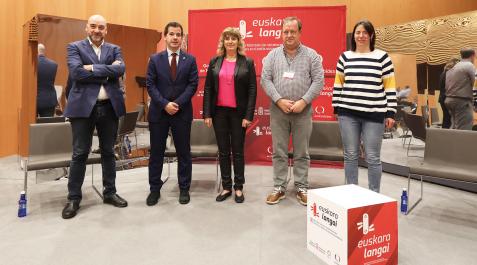 EuskaraLangai De izda. a dcha., Gaizka Aranguren de Labrit Ondarea, el consejero Irujo, la consejera Ollo; el director gerente de Euskarabidea, Mikel Arregi y Edurne Elcano de Mapsa
