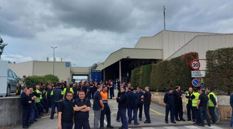 trw Trabajadores en el acceso a la fábrica de Landaben en la concentración celebrada este mediodía.