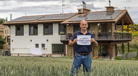 Raúl Fernández Berrueza, junto a su vivienda y hostal rural en Lorca, el pueblo del valle de Yerri donde vive Raúl Fernández Berrueza, junto a su vivienda y hostal rural en Lorca, el pueblo del valle de Yerri donde vive