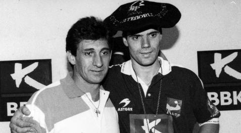 Patxi Eugui, junto con Julián Retegui tras ganar el Manomanista de 1996 a Fernando Arretxe Patxi Eugui, junto con Julián Retegui tras ganar el Manomanista de 1996 a Fernando Arretxe