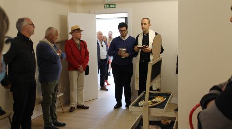 Velatorio Belagua Jordi Arrasate, de la parroquia de Santa María, bendice las instalaciones del velatorio
