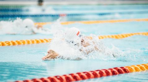 Natacion Una persona practica natación en una piscina olímpica