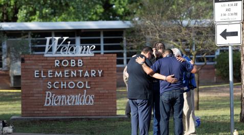 Varias personas fuera del colegio donde sucedió la tragedia en Uvalde Varias personas fuera del colegio donde sucedió la tragedia en Uvalde