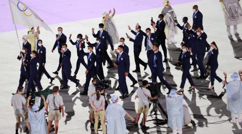 equipo olímpico refugiados Foto de archivo tomada el 23 de julio de 2021 de los miembros del equipo olímpico de refugiados mientras desfilan durante la ceremonia de inauguración de los Juegos Olímpicos de Tokio 2020