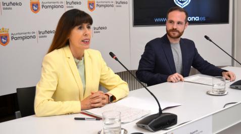Imagen de Maite Esporrín y el concejal del PSN Xabier Sagardoy, en la rueda de prensa Imagen de Maite Esporrín y el concejal del PSN Xabier Sagardoy, en la rueda de prensa
