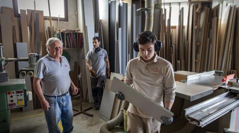 Agustín González, Alfredo Antoria e Iñigo Bordes trabajando en la carpintería Beyre en el polígono de Noáin
