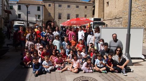 Alumnado y docentes del colegio público de Cáseda, ayer durante el IX Almuerzo solidario Alumnado y docentes del colegio público de Cáseda, ayer durante el IX Almuerzo solidario