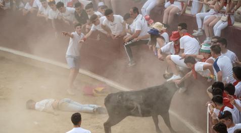 Un joven quedó tendido en el ruedo tras ser volteado por la vaquilla el sábado en Estella Un joven quedó tendido en el ruedo tras ser volteado por la vaquilla el sábado en Estella