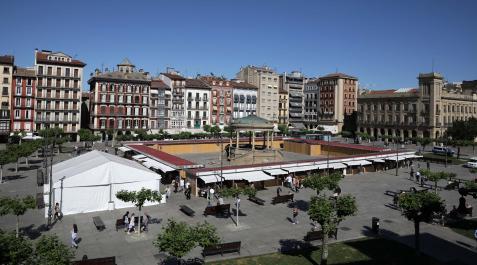 Plaza del Castillo feria del libro Esta semana las casetas de la Plaza del Castillo son de libros. En Sanfermines serán barras de bar