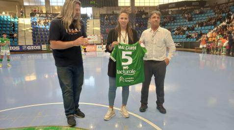 Mai Garde, con la camiseta del CD Xota, junto a César Muniáin y Tatono Arregui. Mai Garde, con la camiseta del CD Xota, junto a César Muniáin y Tatono Arregui.