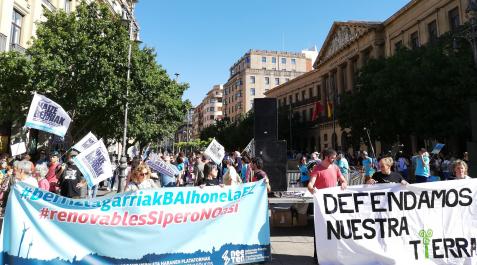 protesta-renovables Manifestación en Pamplona contra los