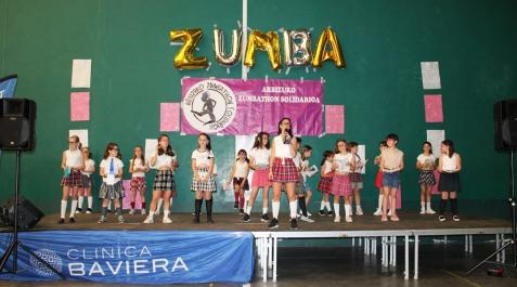 Zumba Niños sobre el escenario durante el Zumbathon solidario de Arbizu