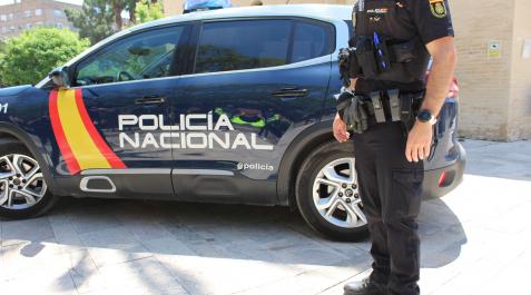 policia-nacional Un coche de Policía Nacional junto a un agente en una operación anterior