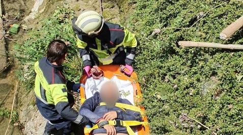 Los bomberos rescatan a una persona que ha caído por un talud al río Sadar Los bomberos rescatan a una persona que ha caído por un talud al río Sadar