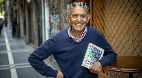 gse Germán Sánches Espeso este lunes junto a la librería Ménades de Pamplona, donde presentó 'Niñez, dulce veneno'.