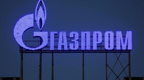 gazprom Logo de la empresa Gazprom en un edificio en San Petersburgo
