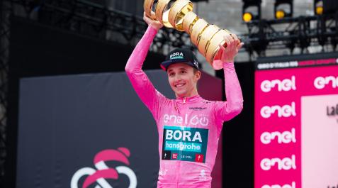 jai hindley Jai Hindley, con el trofeo de ganador del Giro 2022