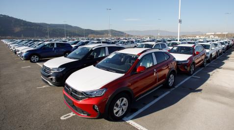 vwOK La fábrica se está viendo obligada a almacenar coches incompletos que esperan recuperarse en los próximos días.