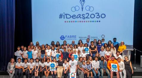 Los alumnos participantes, con sus profesores, los miembros del jurado y responsables de la Fundación Fabre, ayer en Civivox Iturrama Los alumnos participantes, con sus profesores, los miembros del jurado y responsables de la Fundación Fabre, ayer en Civivox Iturrama