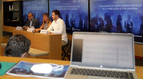 Javier Fernández (Fundación Caja Navarra), Elena Alemán y Gonzalo Franco (Fundación Industrial de Navarra) Desde la izda., Javier Fernández (Fundación Caja Navarra), Elena Alemán y Gonzalo Franco (Fundación Industrial de Navarra) J.A.goñ
