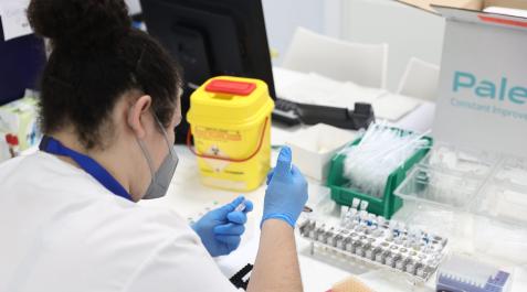 Una técnico del laboratorio de Microbiología del Gregorio Marañón, donde han comenzado a realizar pruebas para la viruela del mono Una técnico del laboratorio de Microbiología del Gregorio Marañón, donde han comenzado a realizar pruebas para la viruela del mono