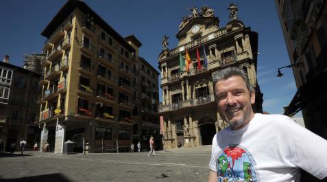 Juan Carlos Unzué en la plaza Consistorial, con el Ayuntamiento de Pamplona a su espalda