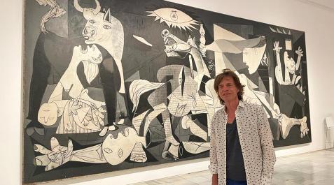MJagger El cantante Mick Jagger posa ante el cuadro 'Guernica' de Picasso