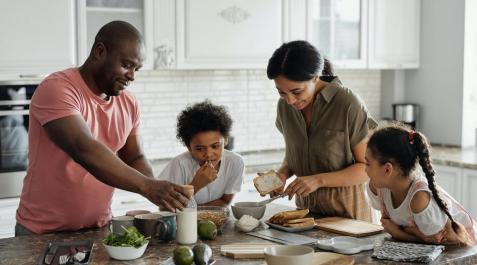 Familia cocinando en casa Familia cocinando en casa