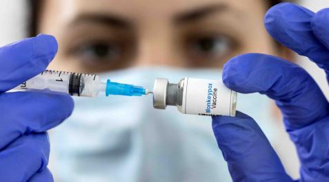 Una mujer sostiene un vial simulado con la etiqueta 'Vacuna contra la viruela del mono' Una mujer sostiene un vial simulado con la etiqueta 'Vacuna contra la viruela del mono'