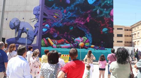 ANA ROSA ORDÓÑEZ El público observa uno de los murales que se han realizado en el festival.
