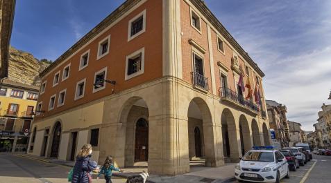 Casa consistorial de Lodosa, uno de los ayuntamientos que ha convocado plazas a través de una OPE para estabilizar empleo público.