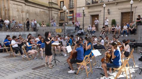 La orquesta de cuerda de la Escuela-Conservatorio actuó en la plaza Vieja La orquesta de cuerda de la Escuela-Conservatorio actuó en la plaza Vieja