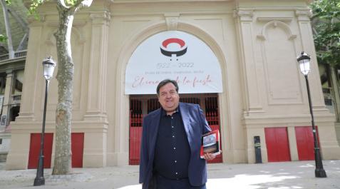Koldo Larrea Koldo Larrea, con un ejemplar de su libro en el callejón de la plaza de Toros de Pamplona.